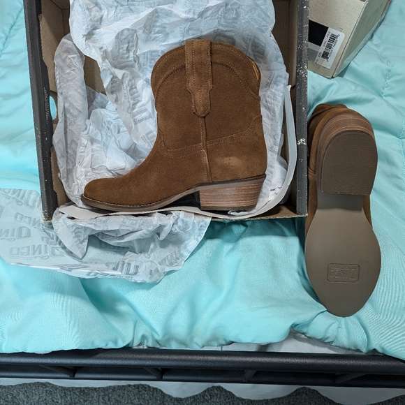 Dingo boots, women's size 7, warm brown color. - Picture 4 of 5